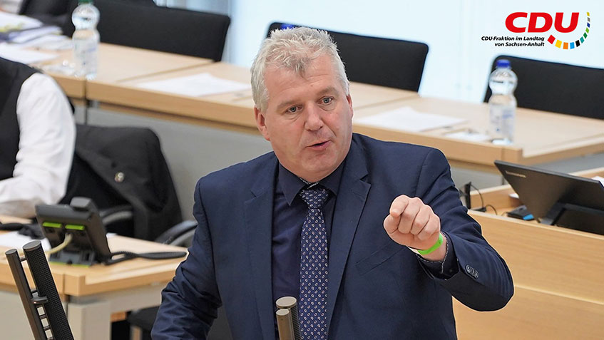 Guido Heuer steht am Rednerpult im Landtag